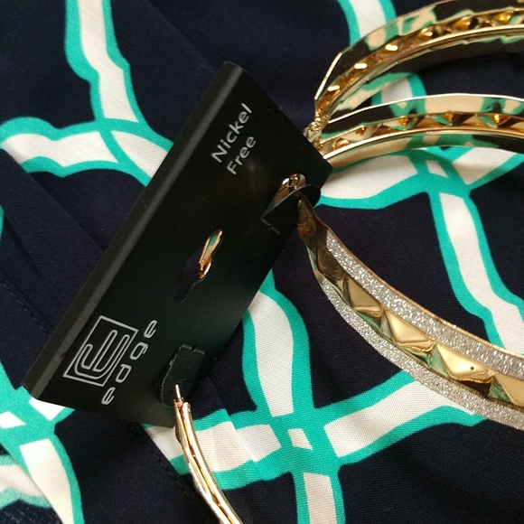 🆕 Large Hoop Earrings  Silvertone Goldtone Sparkling Leverback French Wire NWT - Picture 7 of 7